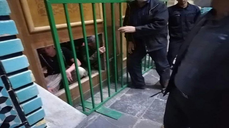 مخالفان تعطیلی، در حرم "حضرت معصومه" را شکستند